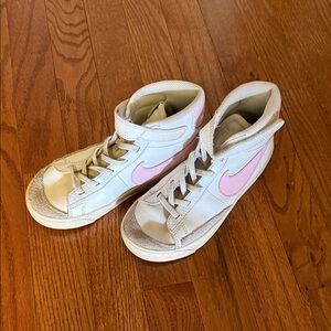 Nike Kids High-Top Sneakers in White and Light Pink